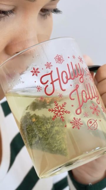 Holiday magic in a mug✨ Consigue la nueva taza holy jolly en tu sucursal favorita!
#coffeebean #panama #holiday #happyholidays #giftideas