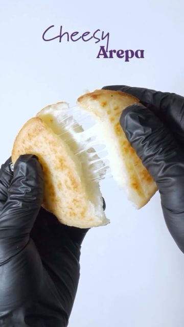 Cheesy, gooey & gluten-free🤤 Introducing: Arepa de maíz con queso! Consíguela a partir de hoy🧀

#coffeebean #panama #cheesy #glutenfree #arepa