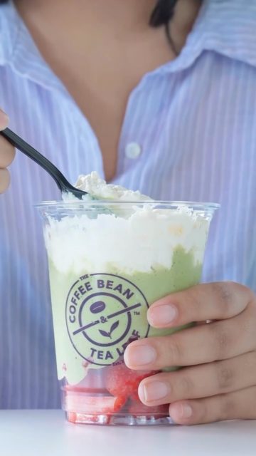 The dessert of your matcha-loving dreams 🍵🍓 

#coffeebean #panama #matcha #dessert #sweettreat