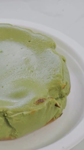 El treat que necesitas para empezar tu semana con el pie derecho🤤 Tarta vasca de matcha💚
#coffeebean #panama #treatyourself #dessert #tartavasca