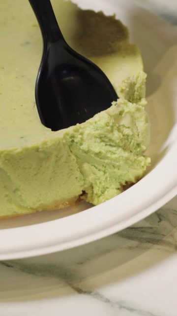 No caption needed🤤💚 Tarta vasca de matcha en colaboración con @lavasquita.pa 

#panama #coffeebean #tartavasca #matcha #matchalovers