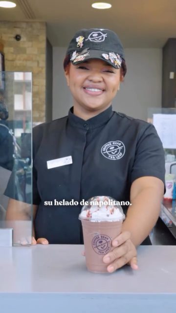 La creadora y la historia detrás del Strawberry Fudge Ice Blended🍓🍫
#coffeebean #panama #barista #seasonal #sweet