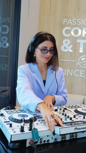 About last night💜 Un poco de lo que fue el brindis por la apertura oficial de nuestra nueva casa en San Francisco! Si aún no has podido pasar, te esperamos hoy hasta las 7:00 PM con DJ, photo booth, más premios y degustaciones! Pro tip: Tendremos más sorpresas hasta el martes👀

#coffeebean #panama #opening #newspot #coffee