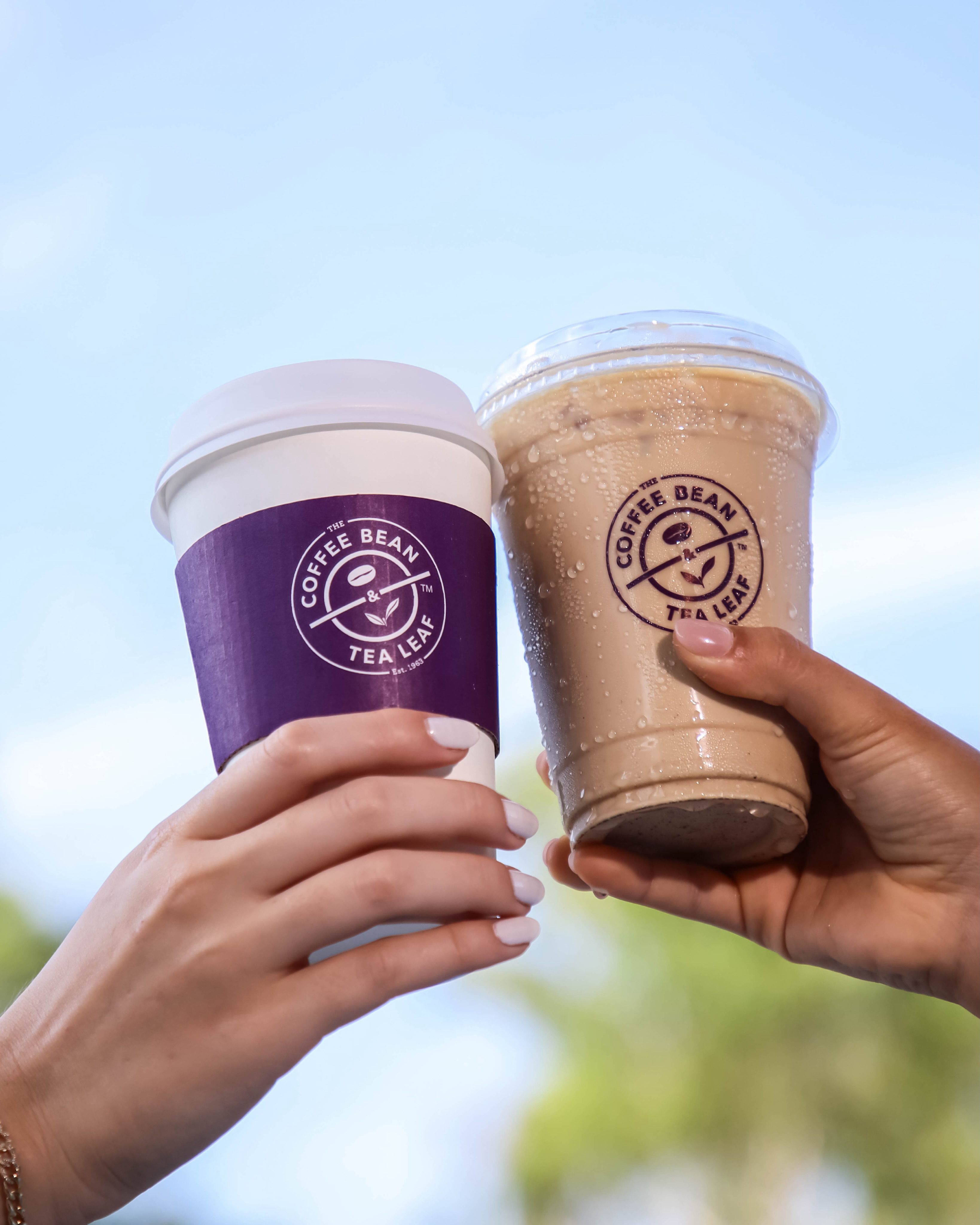 Feliz día del café!☕️ Recuerda que solo por hoy, al comprar dos cafés de 16oz te regalamos un to-go cup gratis💜
*Aplican restricciones
#coffeeday #panama #coffeebean #coffee #promo